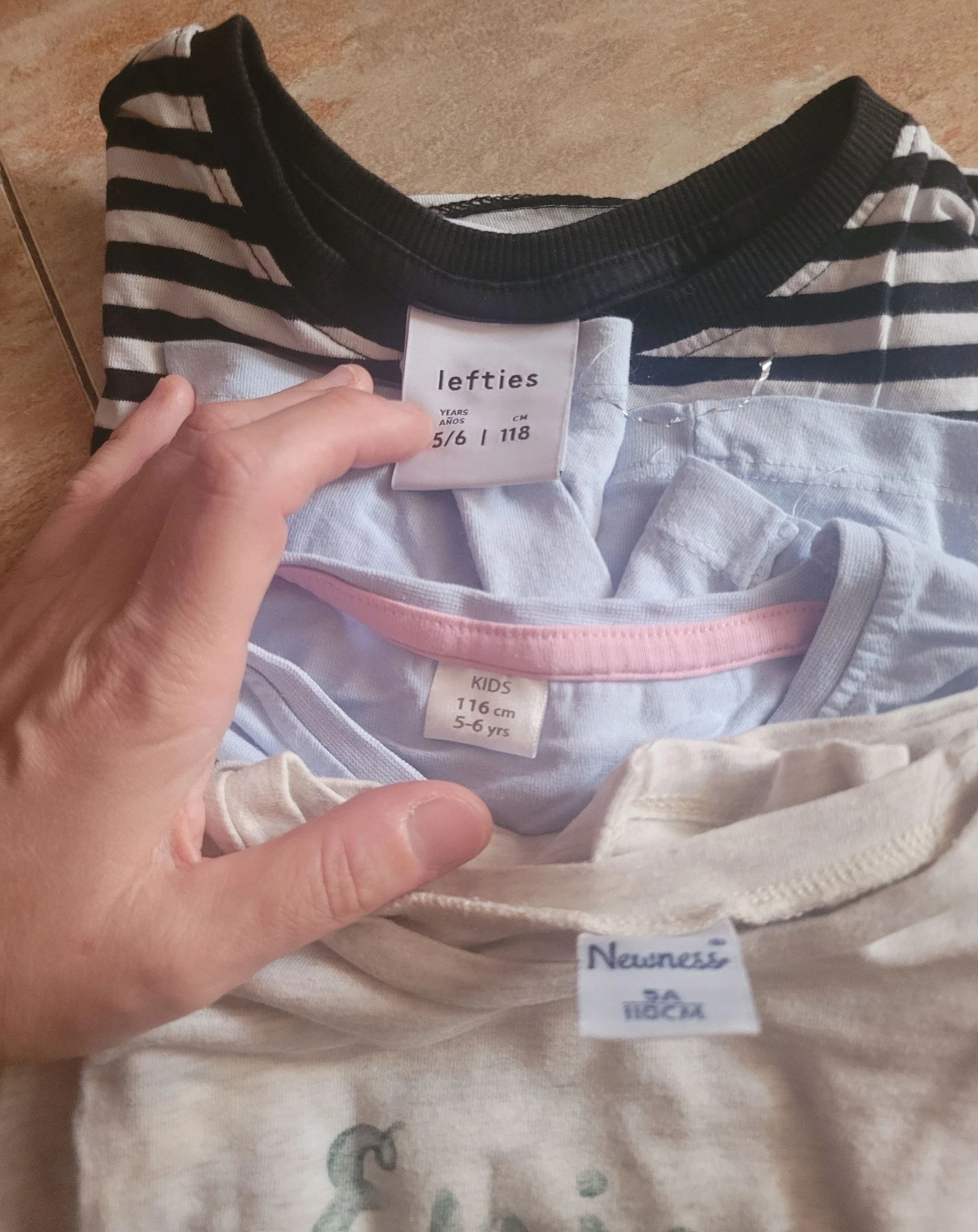 Lote de 10 camisetas infantil tamanho 5-7 anos – photo 4